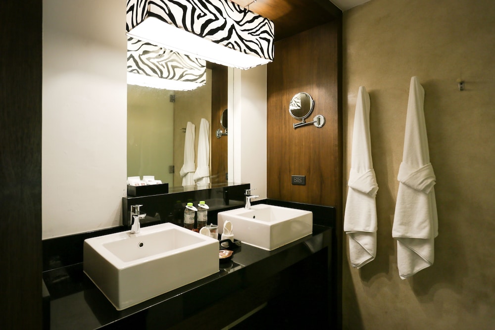 Deluxe Balcony Suite - Photo 6