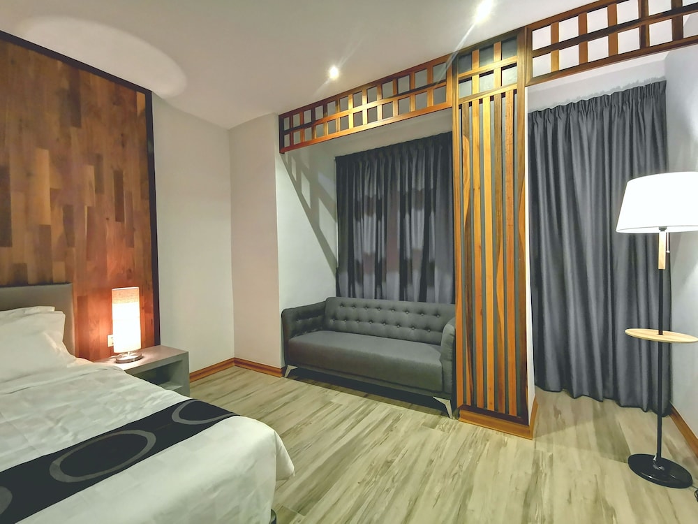 Deluxe Twin Room, City View thumbnail 5
