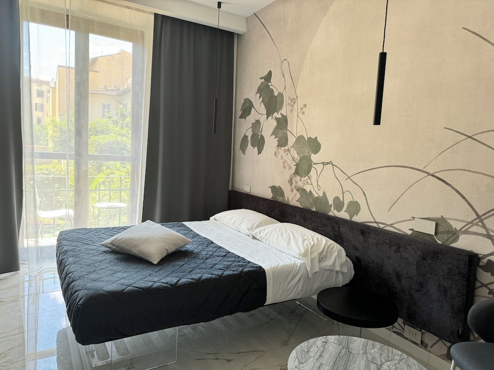 Luxury Suite, 1 King Bed, Hot Tub, Garden View photo 1