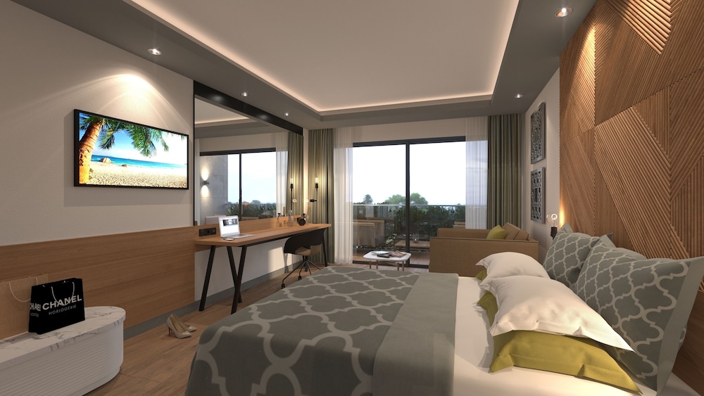 Standard Double or Twin Room, Partial Sea View