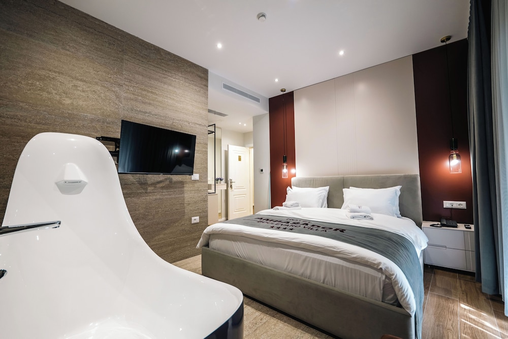 Deluxe Double Room, Bathtub