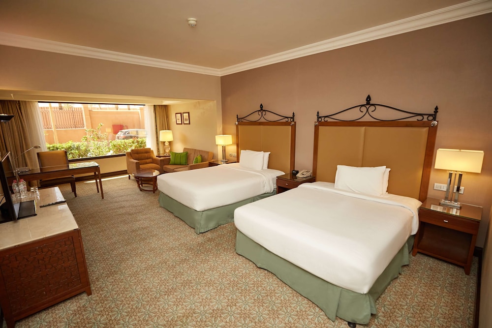 Room, 2 Queen Beds, Non Smoking thumbnail 5