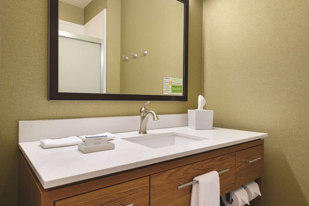 Suite, 1 Queen Bed, Accessible, Bathtub