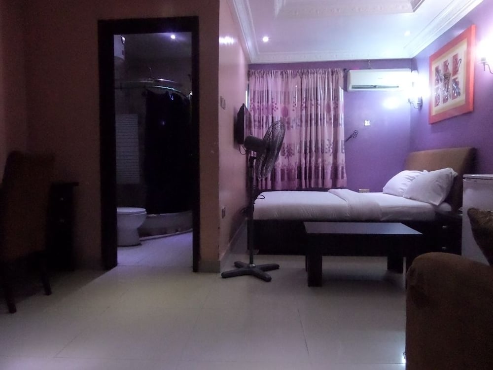 Deluxe Double Room, 1 Queen Bed, Refrigerator, Executive Level photo 2