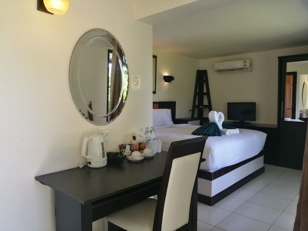 Deluxe Beachfront Room photo 2