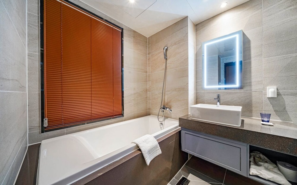 Deluxe Double - OTT services free viewing, Latex motion bed, Bathtub, Safe, Free parking - Photo 4