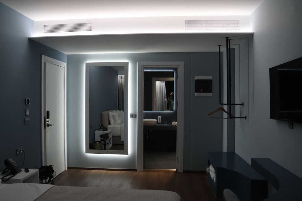 Deluxe Room, 1 King Bed, Sea View photo 3