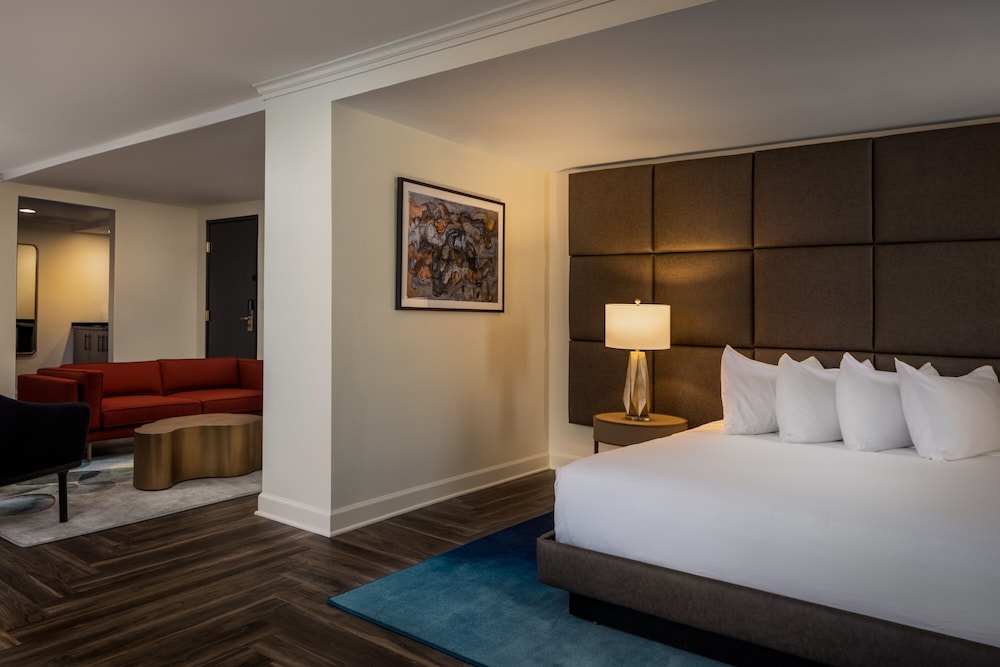Suite, 1 King Bed - Photo 4