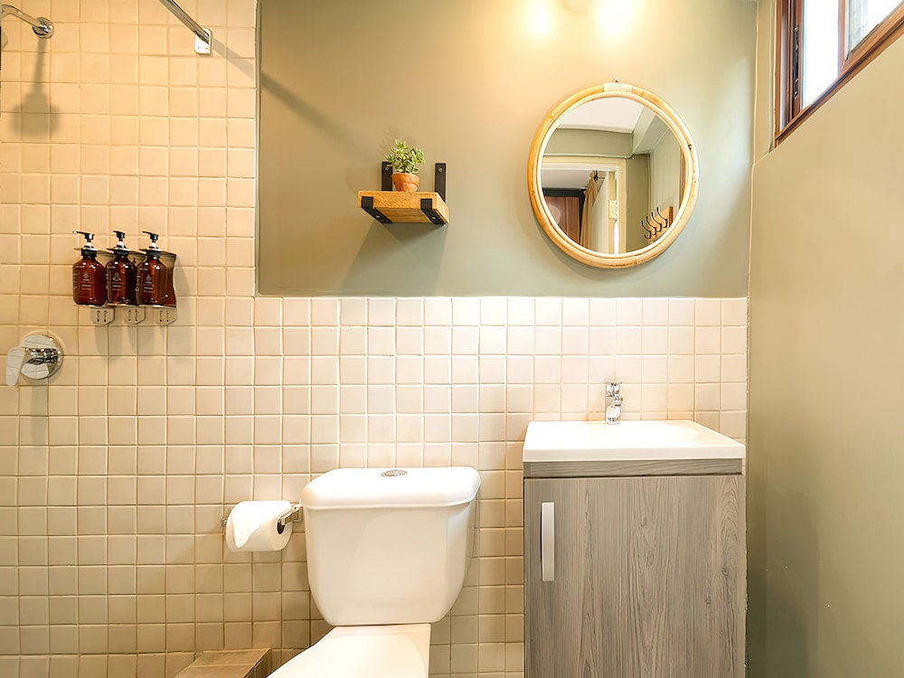 Family Room, Private Bathroom photo 2