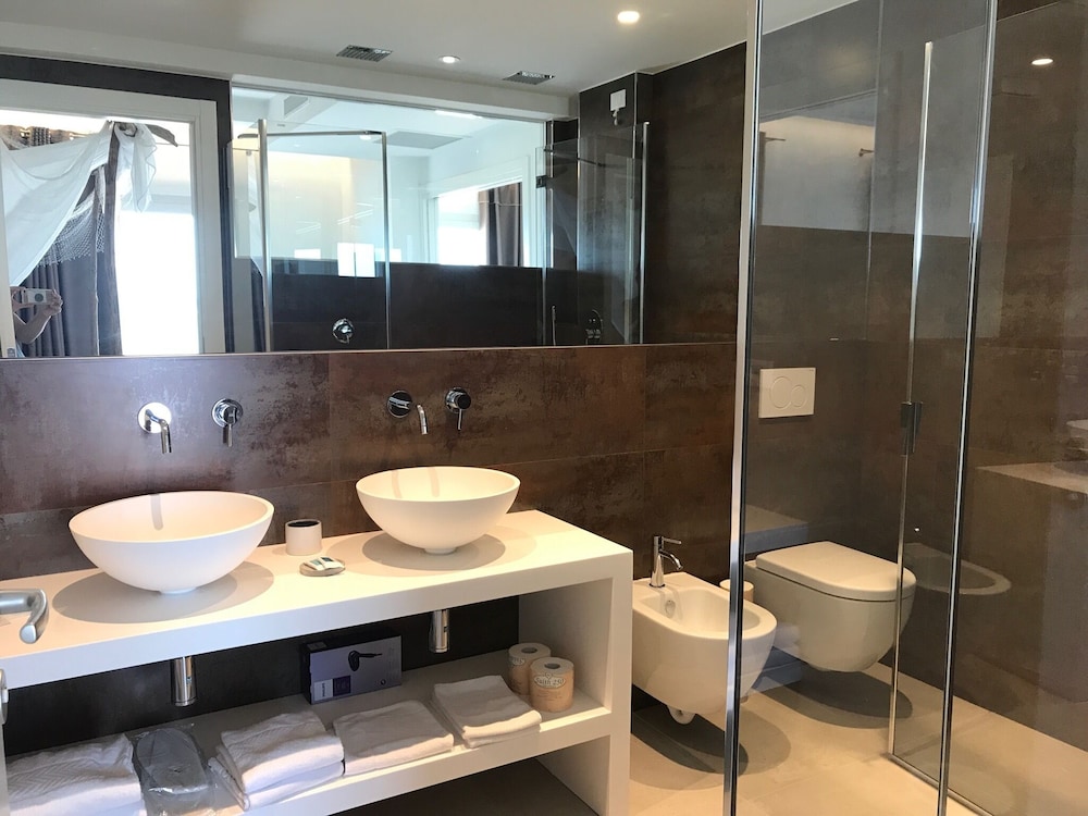 Royal Studio Suite, Jetted Tub photo 3