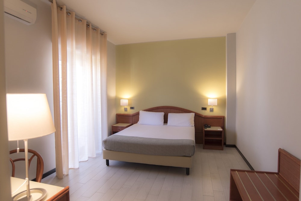 Standard Double or Twin Room - Photo 14
