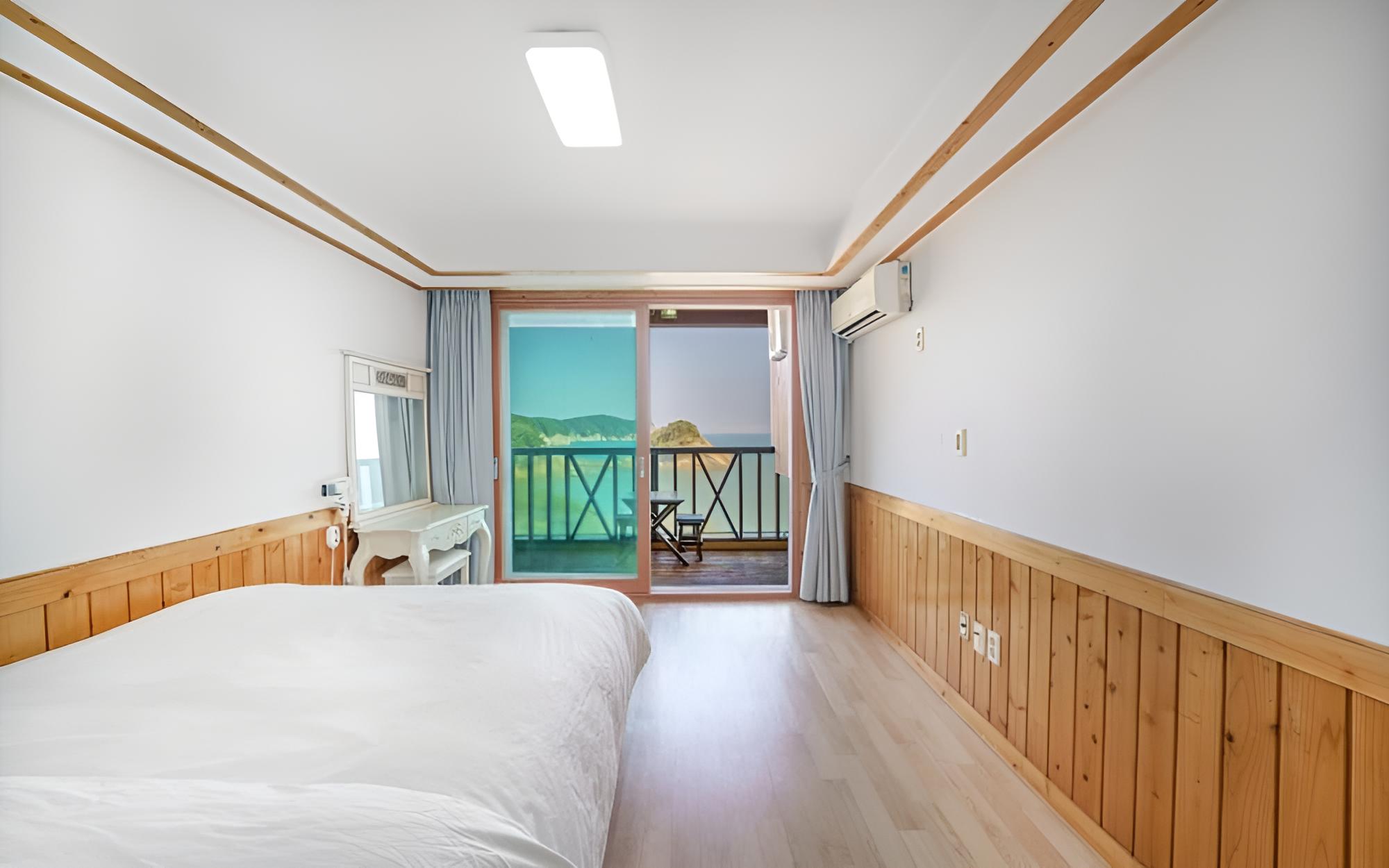 Room (Haedong 302 (ocean view)) - Photo 3