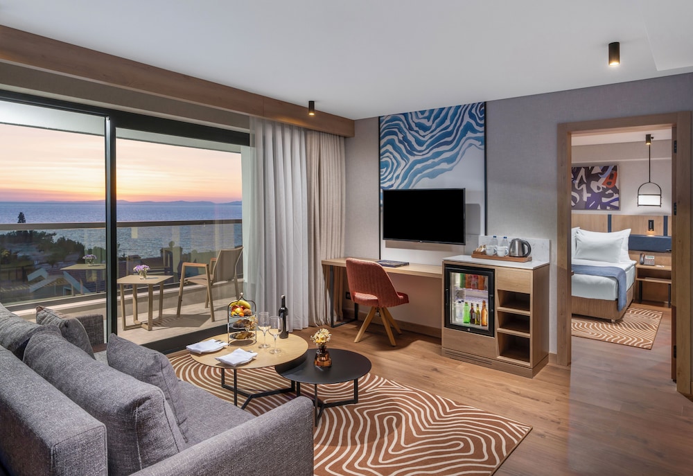 Suite with Queen Size Bed, Sea View - Photo 1