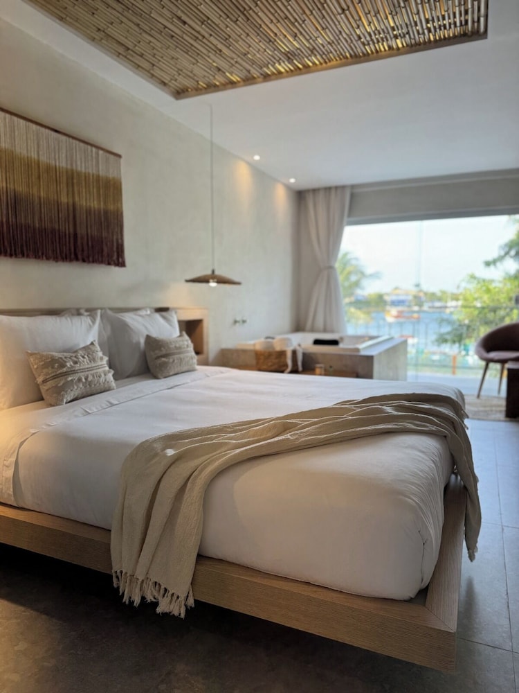 Premium Suite, Jetted Tub