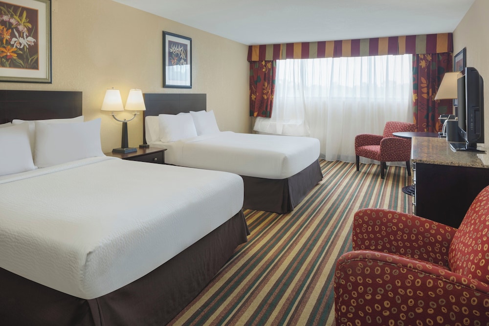 Standard Room, 2 Queen Beds, Accessible Bathtub (Communications)
