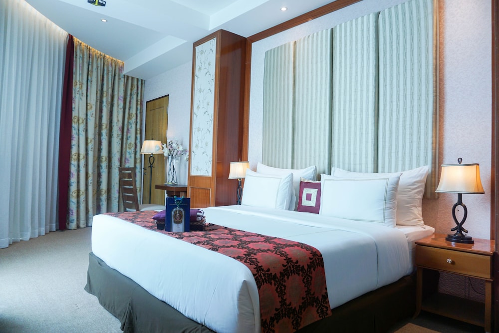 Deluxe Room, 1 King Bed, City View photo 1
