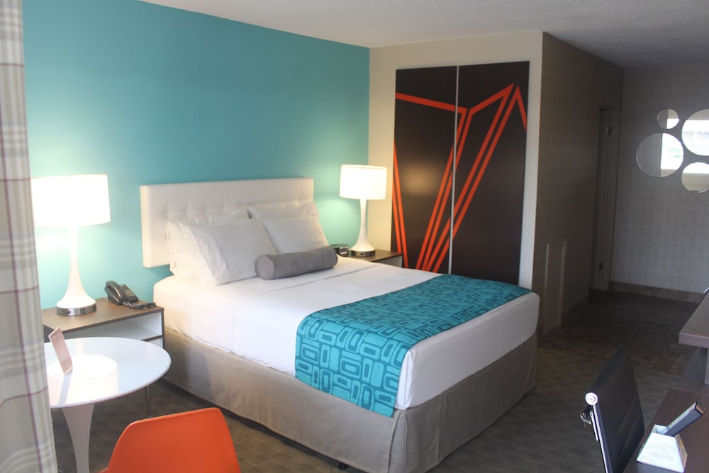 Standard Room, 1 Queen Bed, Non Smoking - Photo 4