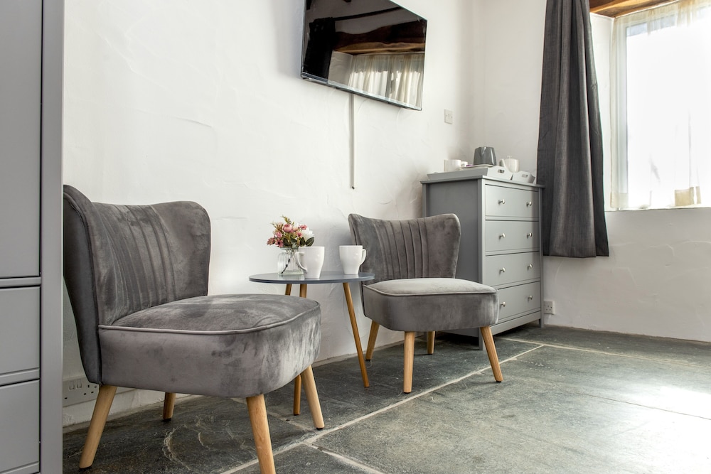 Classic Double Room, 1 King Bed (Coombe Farm - Lily Lovedays) photo 2