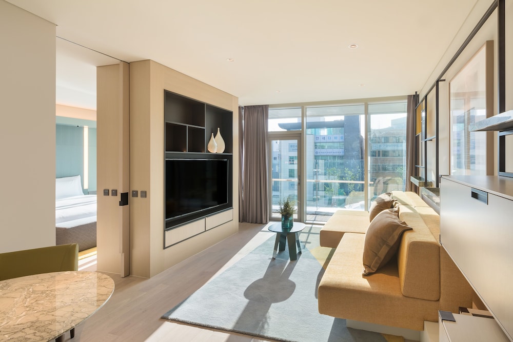 Andaz Deluxe Suite with 1 King bed - Photo 3
