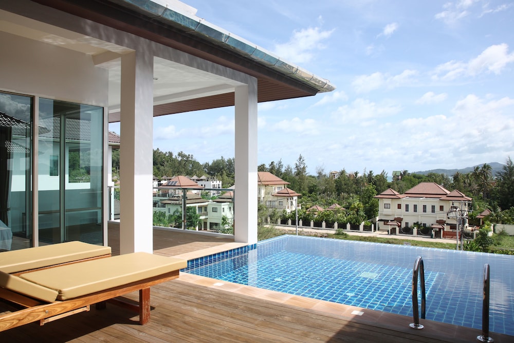 2 Bedroom Penthouse Pool Suite photo 2