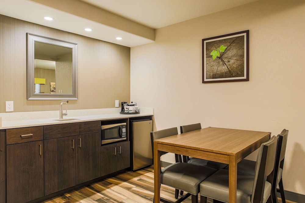 Suite, 1 King Bed, Non Smoking (Hospitality) - Photo 5