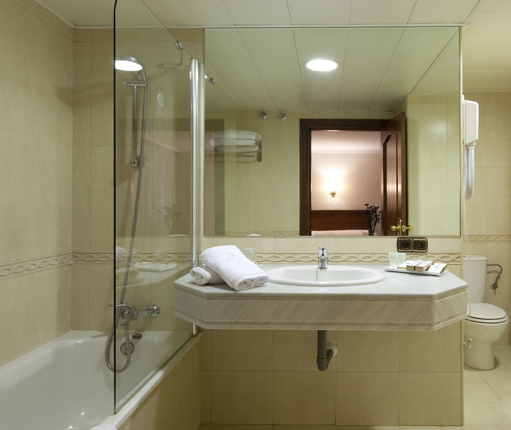 Triple Room, 3 Twin Beds - Photo 9