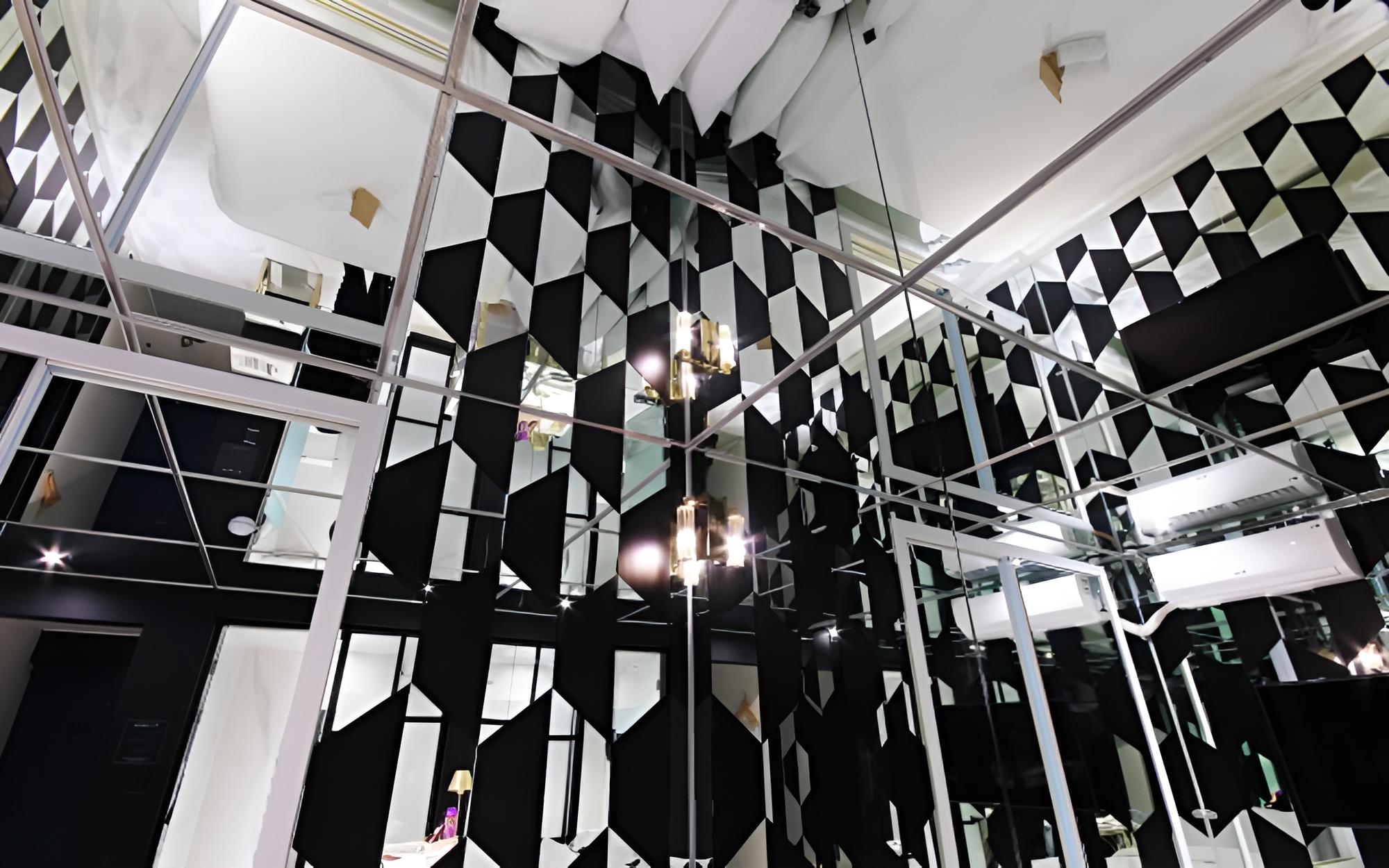 Room (Mirror Room (Netflix)) photo 2