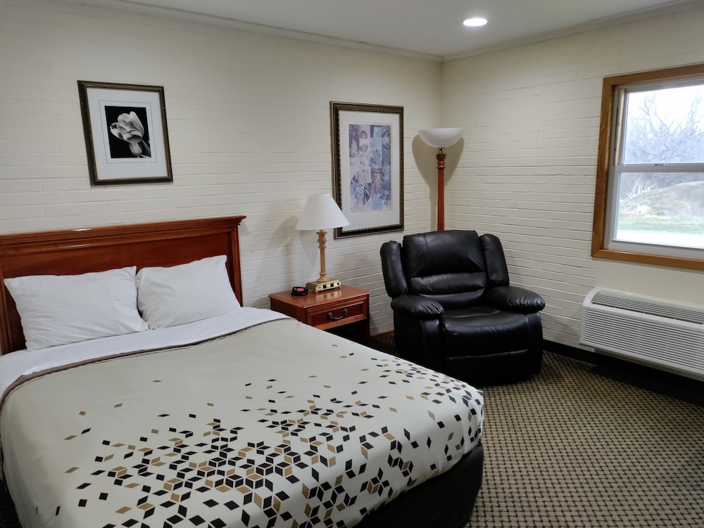 Standard Room, 1 Queen Bed, Poolside