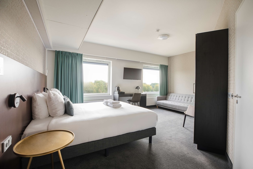 Comfort Room, 1 King Bed, Non Smoking (with Single Sofabed) - Photo 2