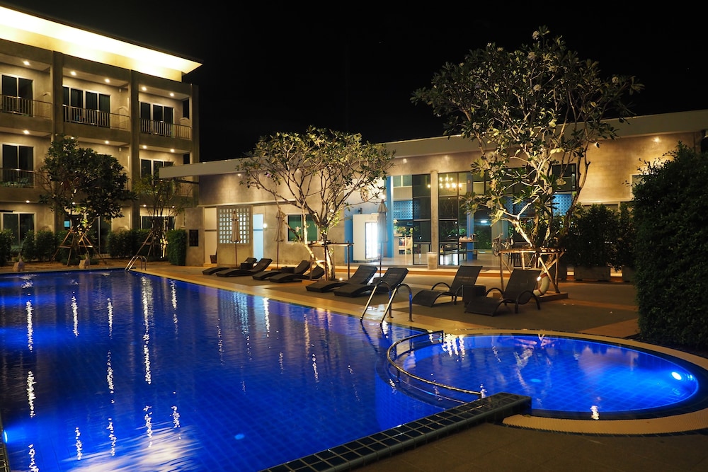 Pool Access Room - Photo 1