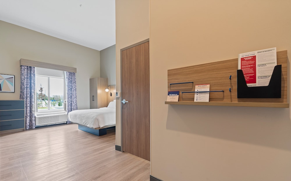 Studio, 1 King Bed, Accessible Bathtub, Non Smoking (Communications, Mobility) photo 1