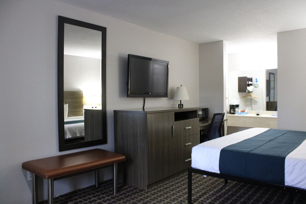 Standard Room, 1 King Bed, Non Smoking, Refrigerator & Microwave - Photo 3