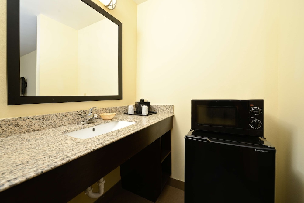 Room, 2 Double Beds, Non Smoking, Kitchen - Photo 4