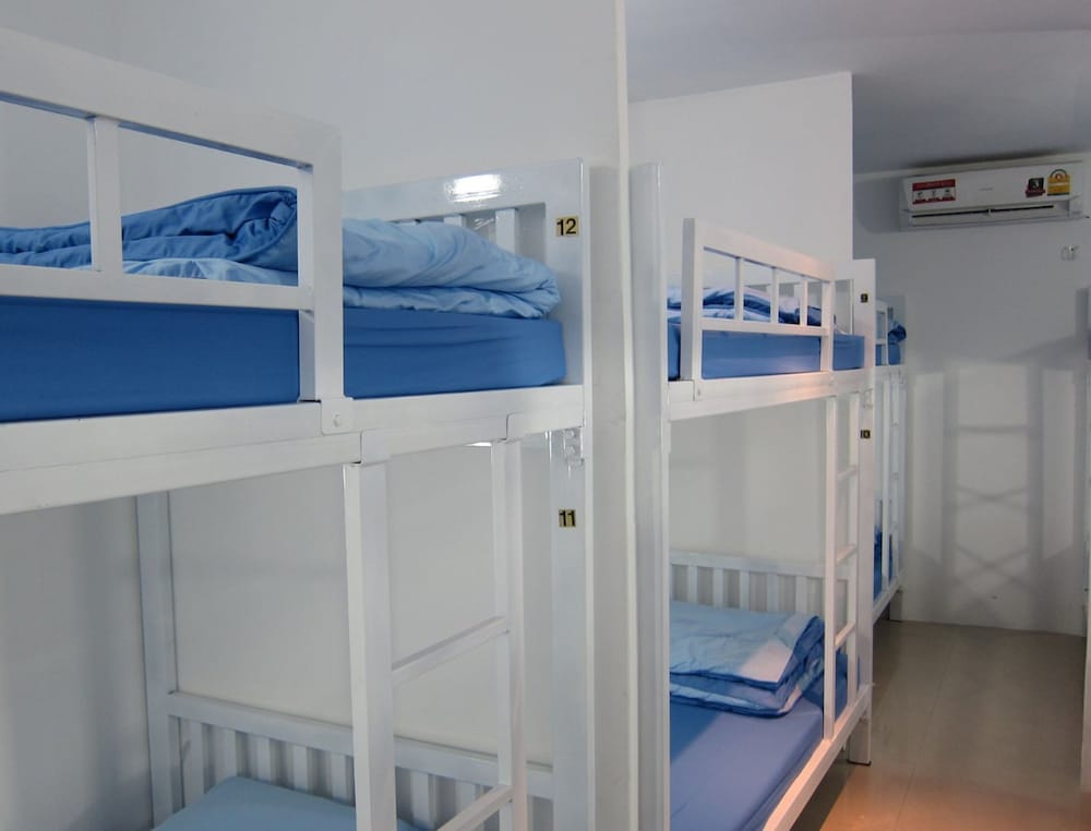 Family Room, Multiple Beds, Shared Bathroom photo 3