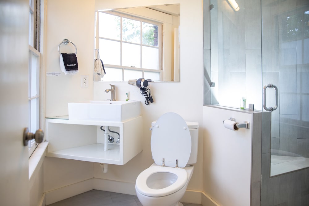 Deluxe Double Room, Ensuite (Street View) - Photo 13
