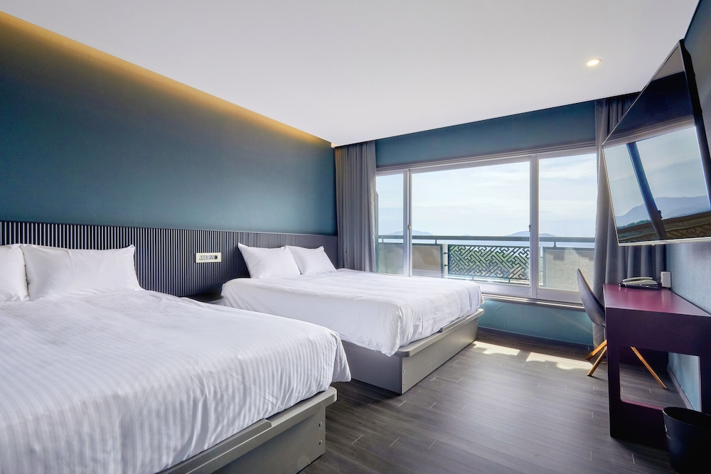 [Only Foreigner] Visit Korea Giveaway - Executive Suite (shoe care styler)