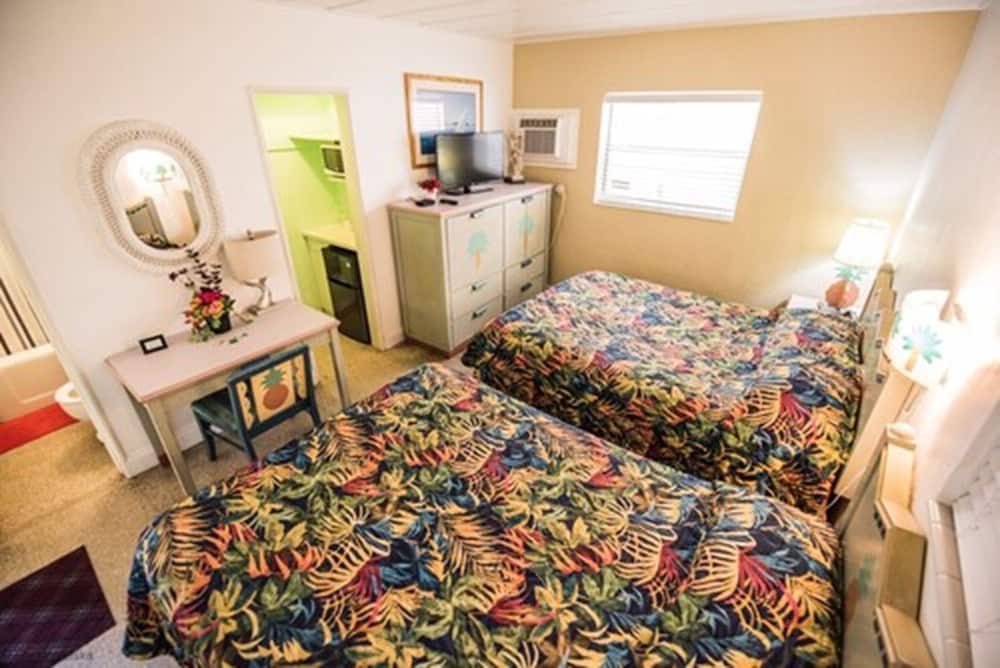 Deluxe Double Room, 2 Queen Beds, Bathtub photo 2