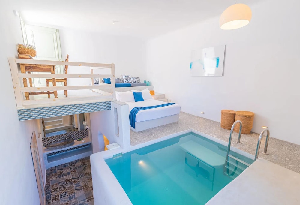 Honeymoon Suite with Indoor Plunge Pool and Sea View