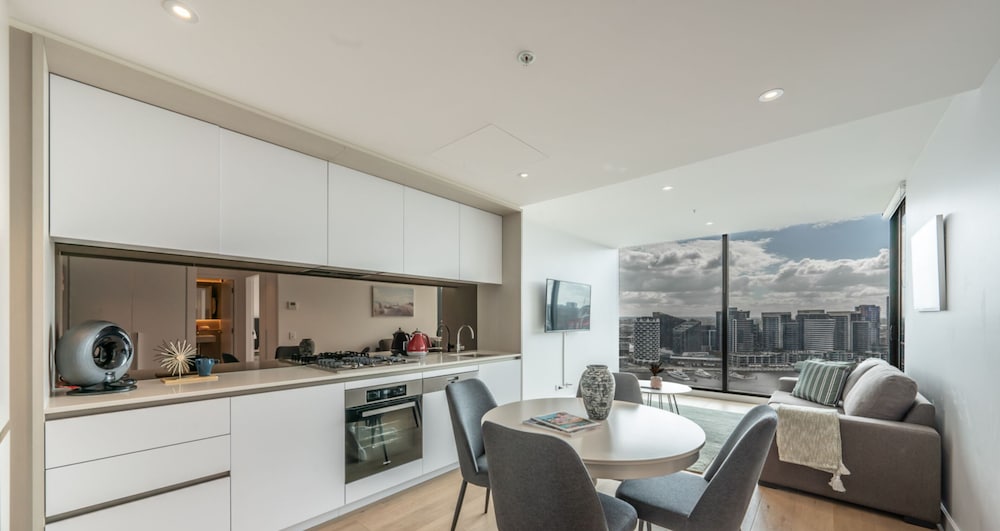 1 Bedroom Apartment + Study with Stadium & Harbour Views - Photo 3