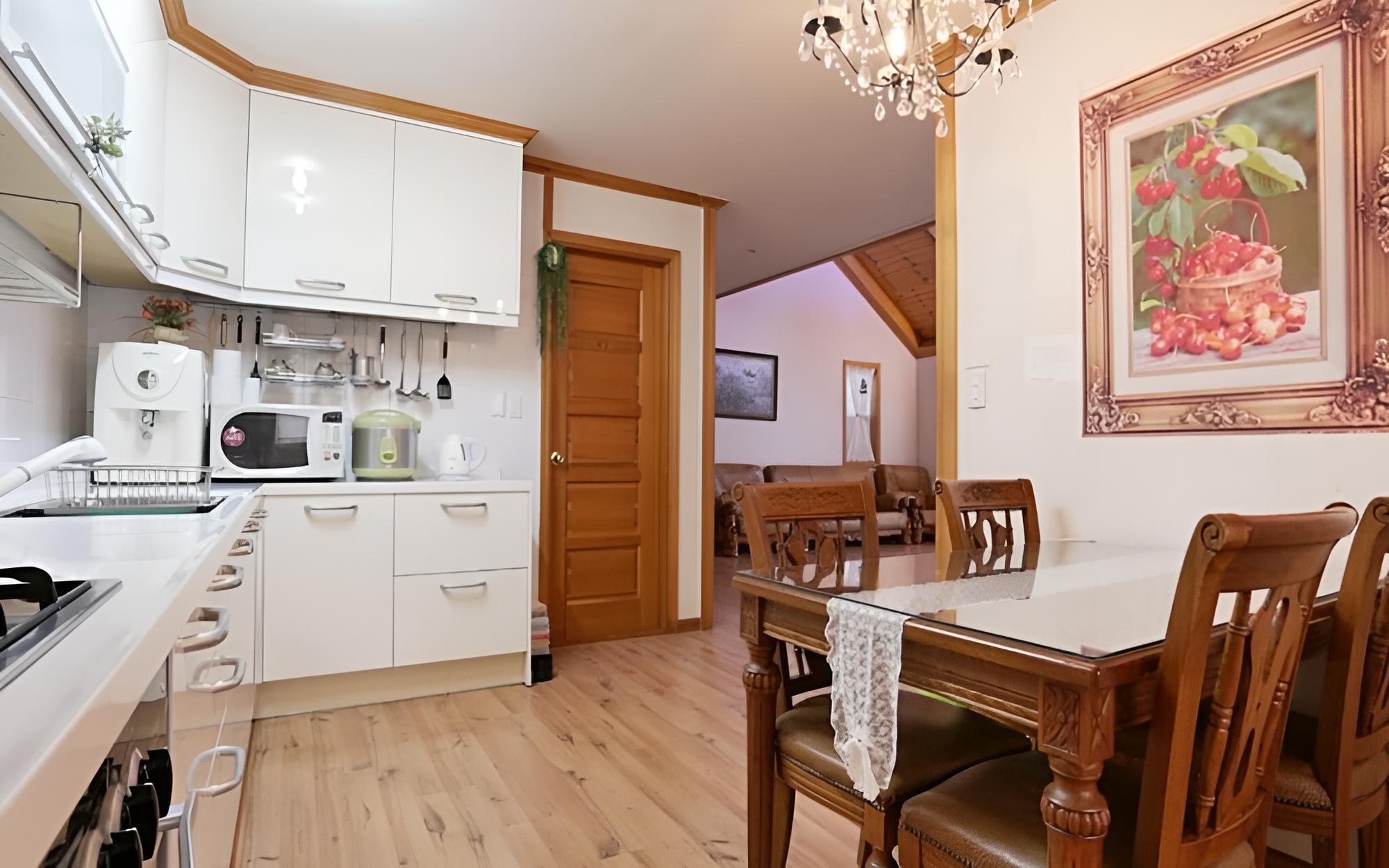 Room (Grand Room (Unshared House Duplex)) photo 3