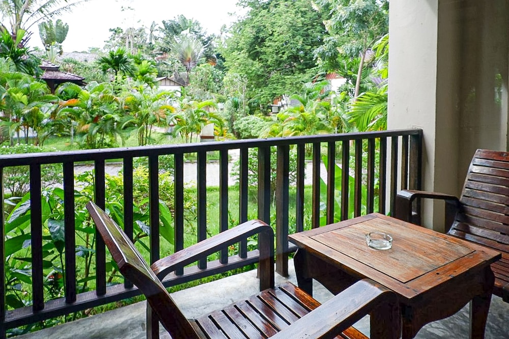 Family Room Garden View - Photo 3