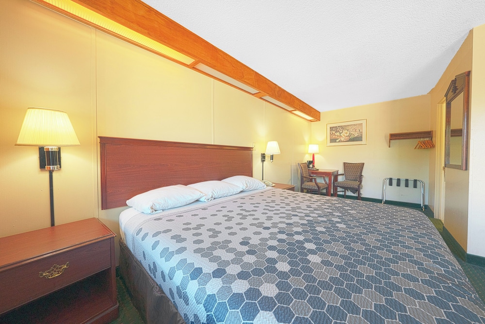 Basic Room, 1 Queen Bed - Photo 2