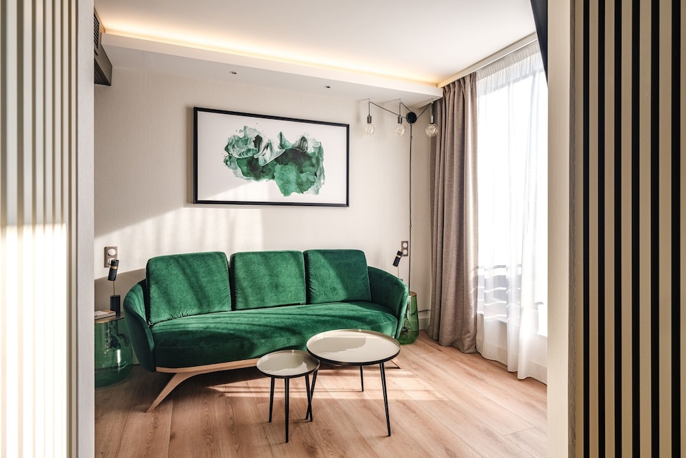 Suite, 1 King Bed thumbnail 6