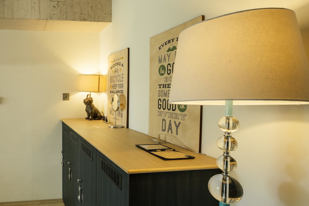 Buddy Room (Shared Bathroom) photo 2