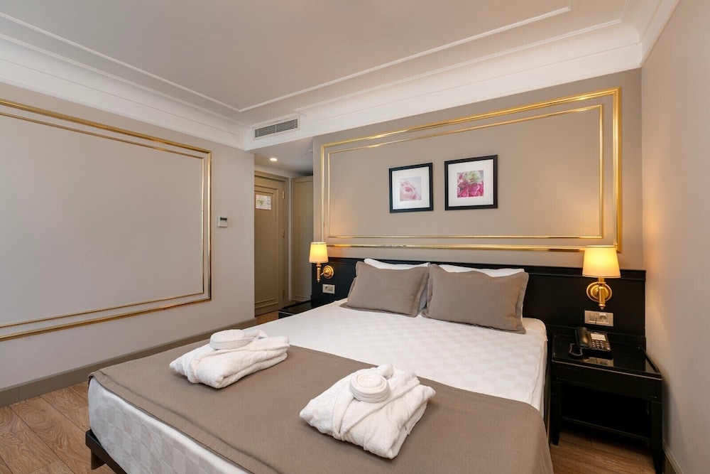 Deluxe Room with Side Sea View