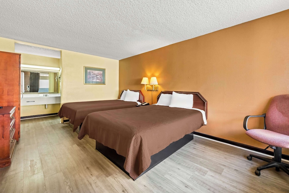 Standard Room, 2 Queen Beds, Smoking - Photo 1