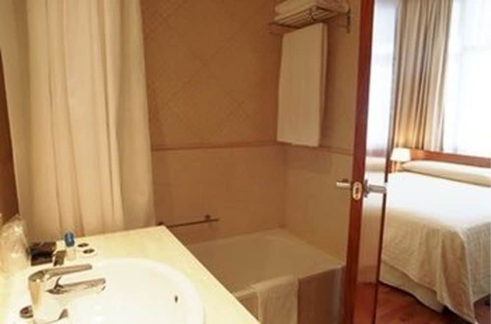 Double Room, City View thumbnail 6