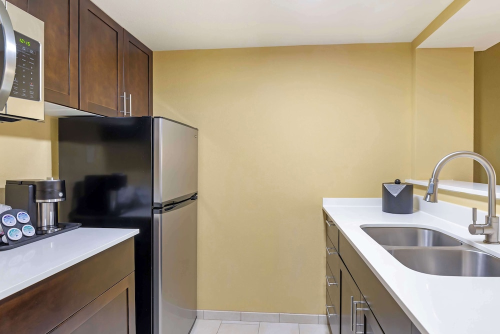 Suite, 1 King Bed, Non Smoking, Kitchenette (Penthouse Suite) photo 3