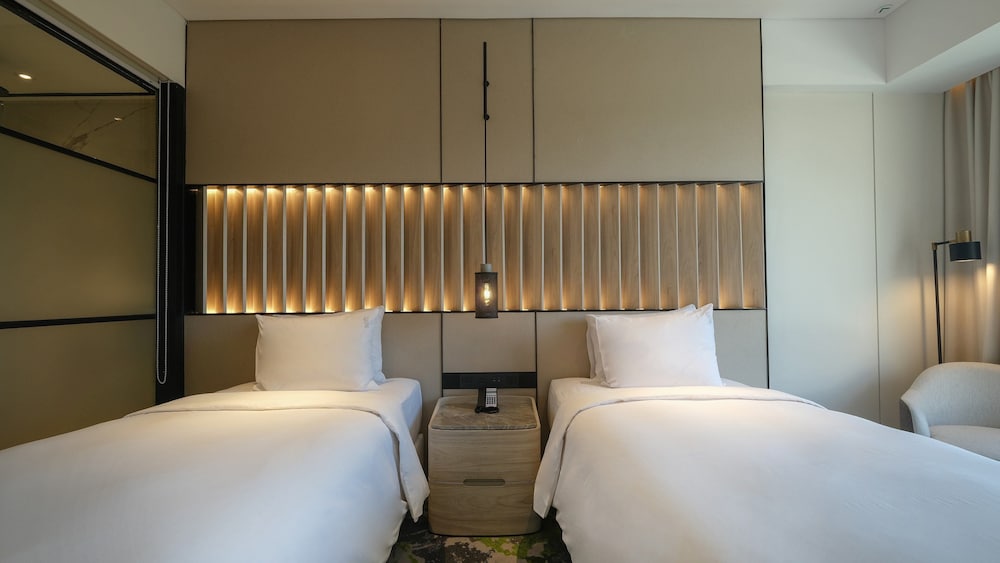 Premium Room, Multiple Beds - Photo 4
