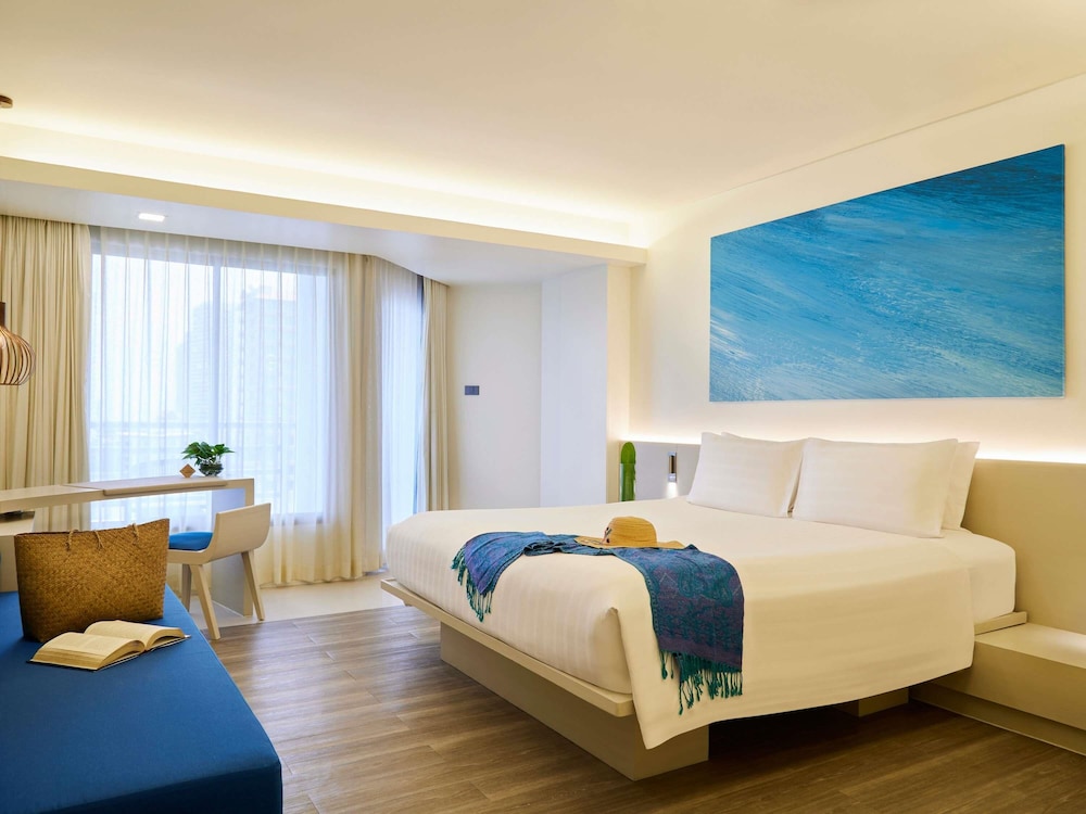 Premium Room, 1 King Bed thumbnail 6